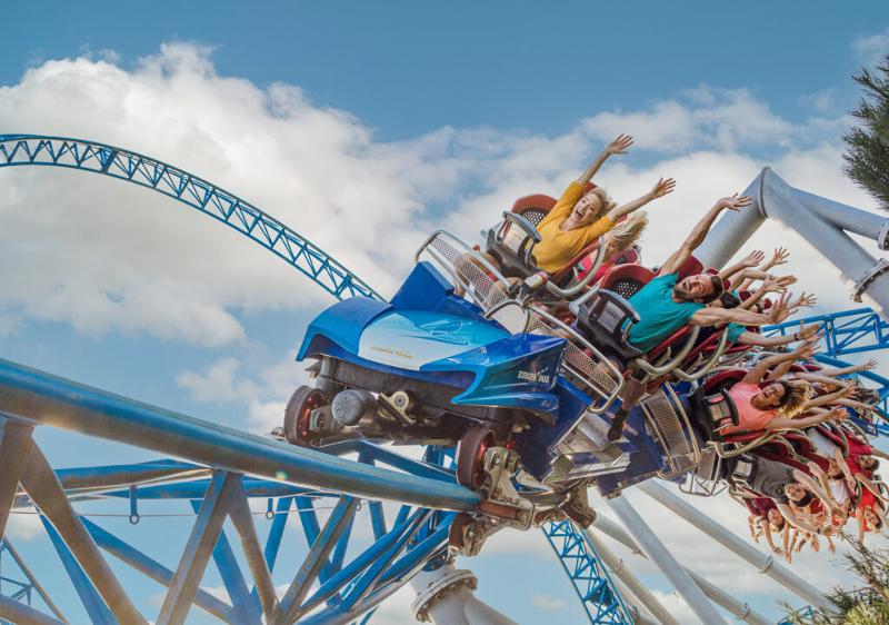 13 Jährige einer Sprachreise fahren Achterbahn