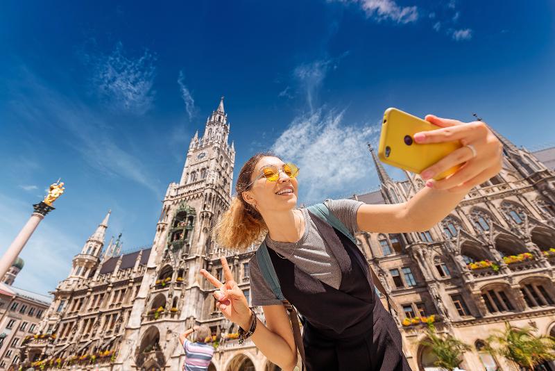 Eine Teilnehmerin einer Sprachreise macht ein Selfie