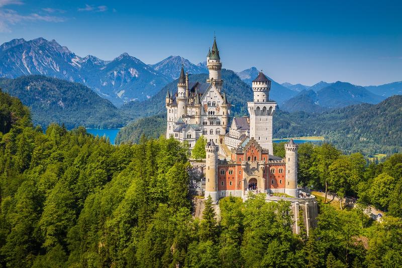 Eine Burg einer Sprachreise Deutschland steht im Wald
