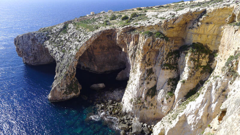 Felsige Klippen am Mittelmeer bei einer Sprachreise nach Malta