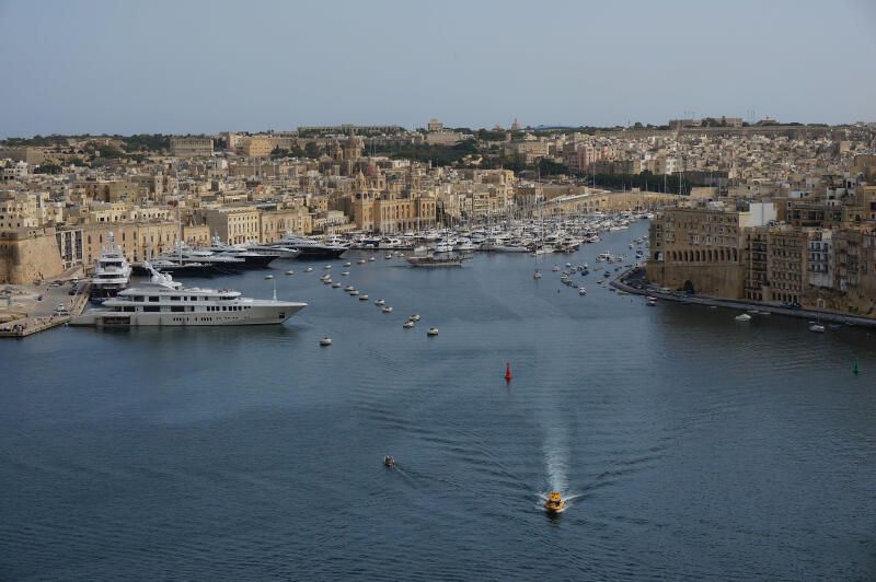 Die Hauptstadt Valletta direkt an der Küste, mit Hafen und Schiffen und kann auf Sprachreise Malta besucht werden