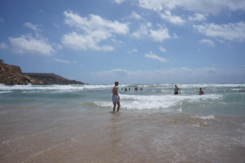 Teilnehmer einer Sprachreise im Ausland sind am Strand