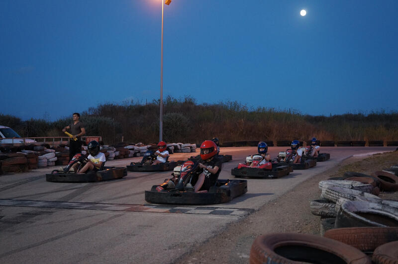 JDie Jugendlichen lassen den Abend toll ausklingen und fahren bei Sonnenuntergang Kart zusammen bei den Sprachcamps Malta