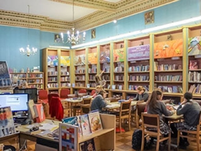 Jugendliche in der Bibliothek auf der Sprachreise für Schüler in England