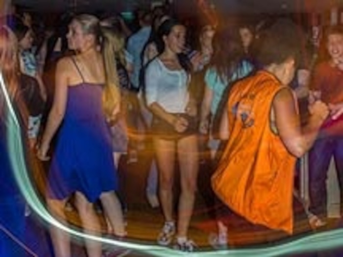 Jugendliche auf einer Party auf der Sprachreise für Schüler in England