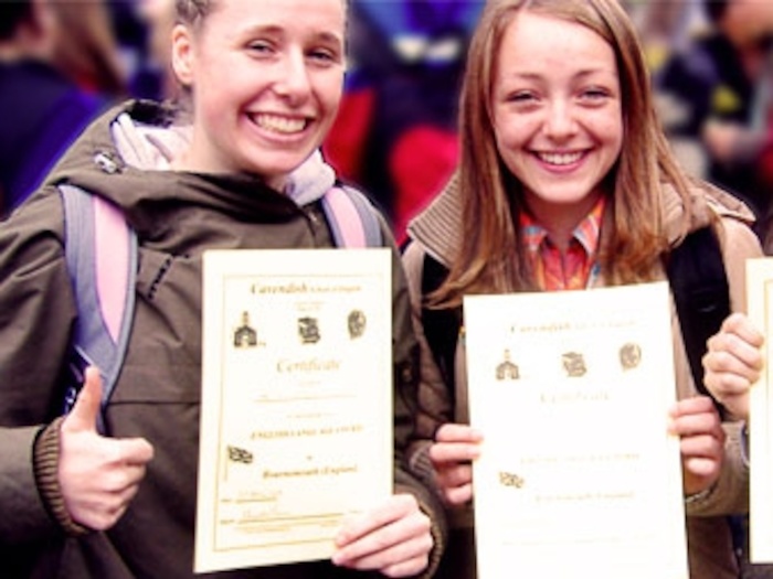 Mädchen präsentieren ihre Zertifikate auf der Sprachreise für Schüler in England