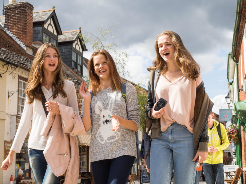 Mädchen spazieren auf der Sprachreise für Schüler in Oxford