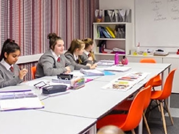 Mädchen im Unterricht auf der Sprachreise für Schüler in Oxoford