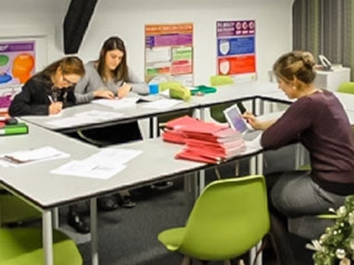 Jugendliche lernen zusammen auf der Sprachreise für Schüler in Oxoford