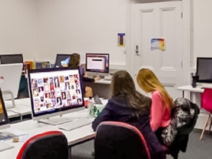 Mädchen lernen am PC auf der Sprachreise für Schüler in Oxoford