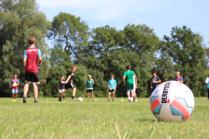 Jongens spelen voetbal op het gras. 