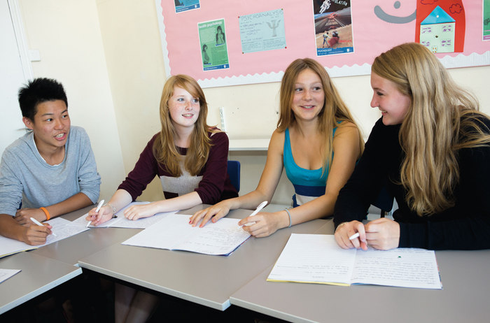 Im Ferienlager wird Englisch in einem Klassenraum gelernt