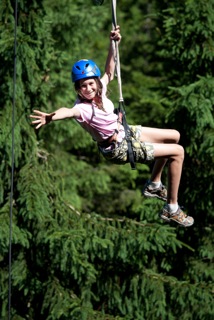 Mädchen auf Zipline im Activitycamp in Österreich