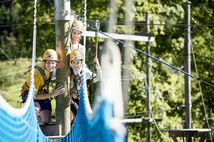 Kinder eines Deutsch-Camps klettern