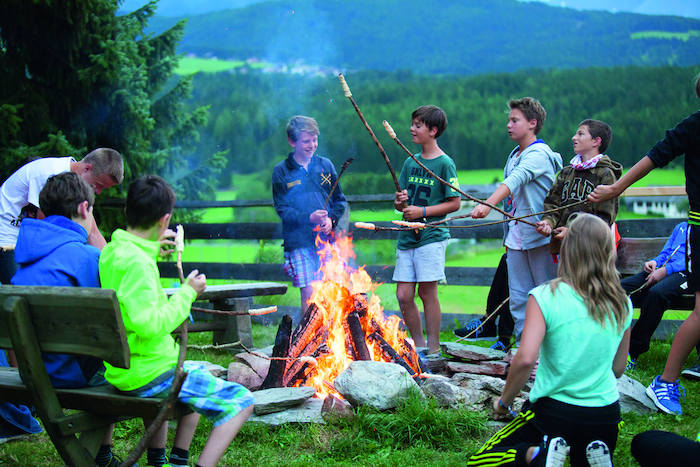 Kinder machen Stockbrot im Englischcamp Österreich