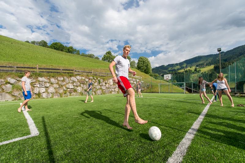 Jugendliche beim Fussball spielen im Fussballcamp Österreich