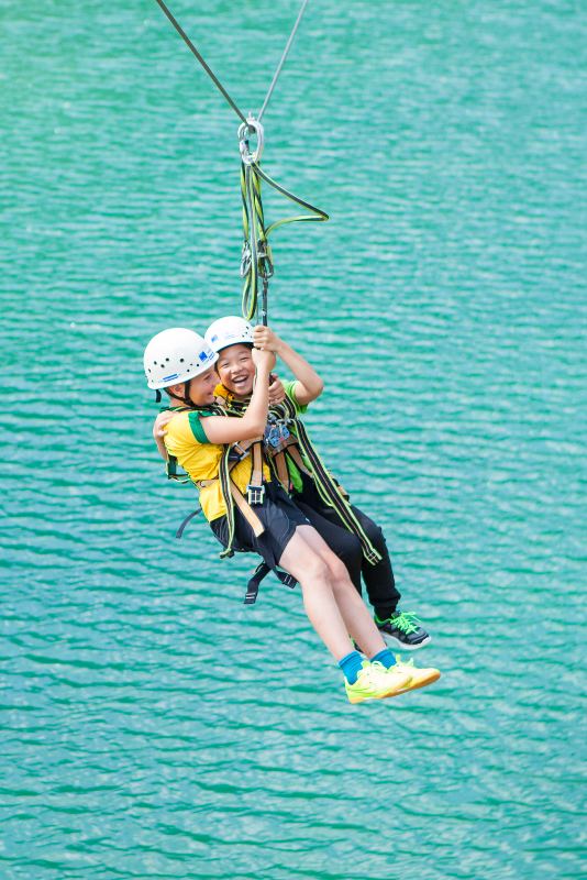 Kinder beim Abseilen im Kidscamp Österreich