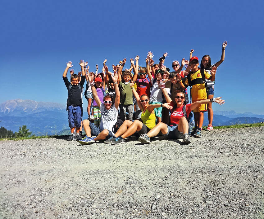 Gruppenfoto beim Wandern im Kidscamp in Österreich
