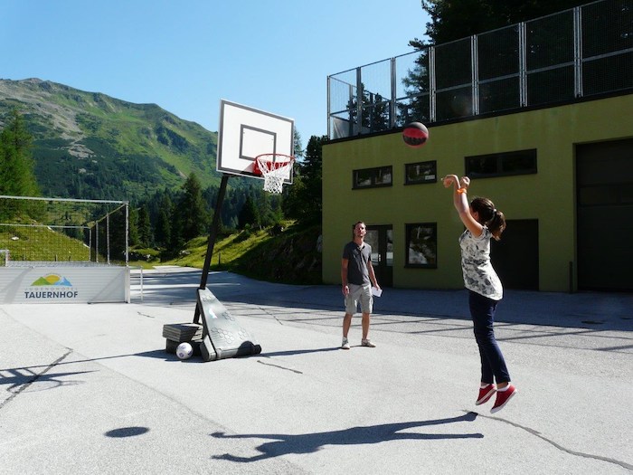 Zwei Jugendliche spielen Basketball auf der Jugendreise Österreich