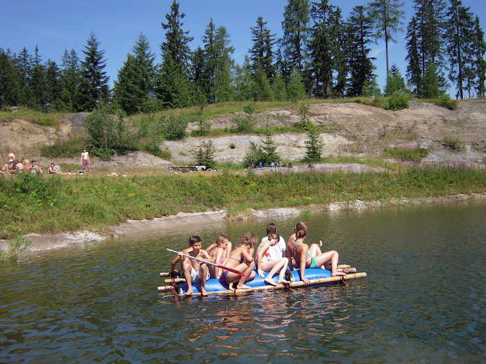 Gruppe auf dem Floß auf der Jugendreise Österreich
