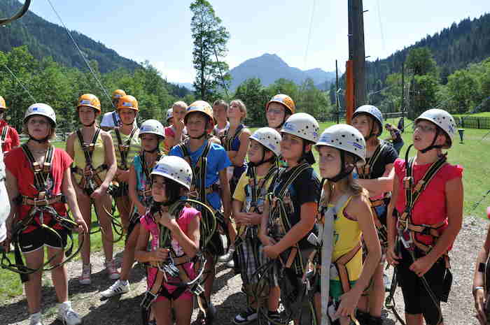 Kindergruppe in Kletterausrüstung im Sportcamp Österreich