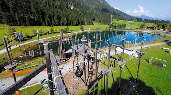 Hochseilgarten vor einem See auf der Jugendreise Österreich