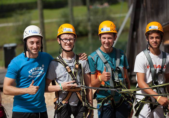 Jungen in Kletterausrüstung auf der Jugendreise Österreich