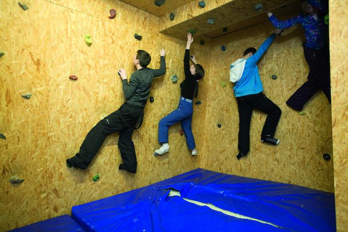 Jugendliche klettern auf der Jugendreise Österreich