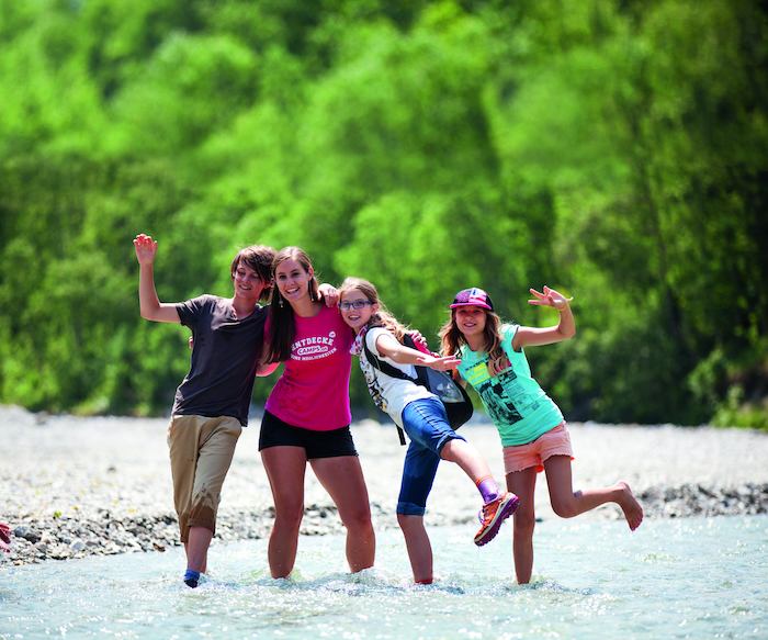 Mädchen posieren im Fluss auf der Jugendreise Österreich