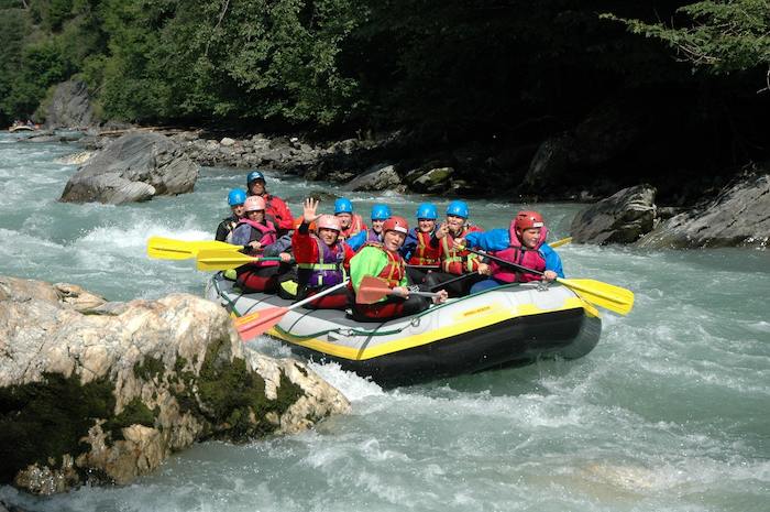 Jugendliche auf Raftingtour auf der Jugendreise Österreich