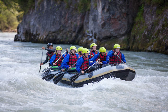 Eine Gruppe aus der Action-Freizeit machen Wild-Wasser-Rafting