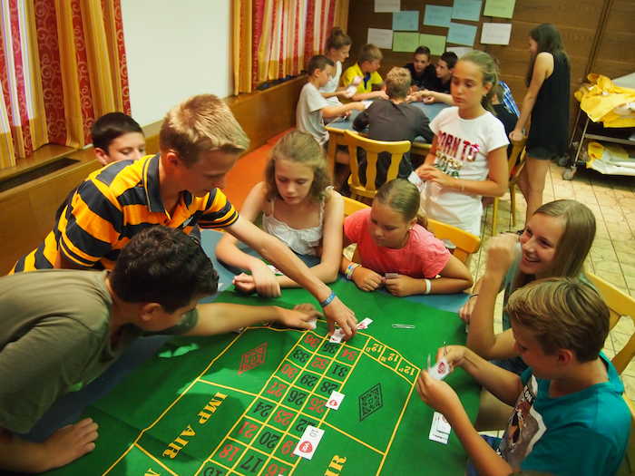 Kinder beim Spieleabend im Sportcamp Österreich