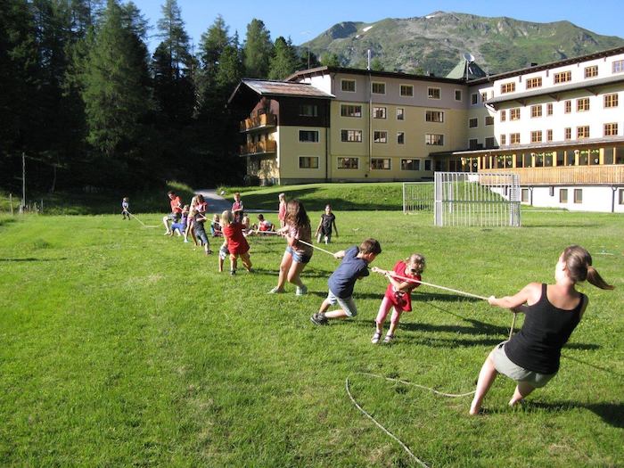 Beim Tauziehen auf der Jugendreise Österreich
