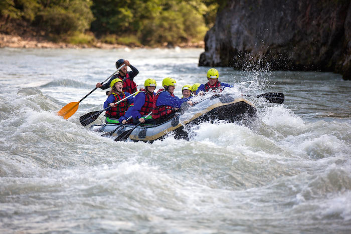 Kinder beim Rafting im Abenteuercamp Österreich