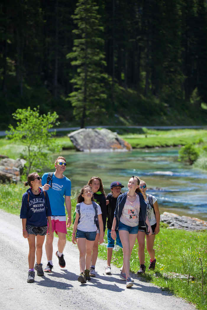 Gruppe wandert auf der Jugendreise Österreich