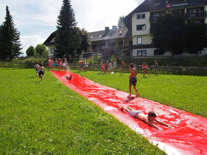 Kinder auf der Wasserrutsche im Abenteuercamp Österreich