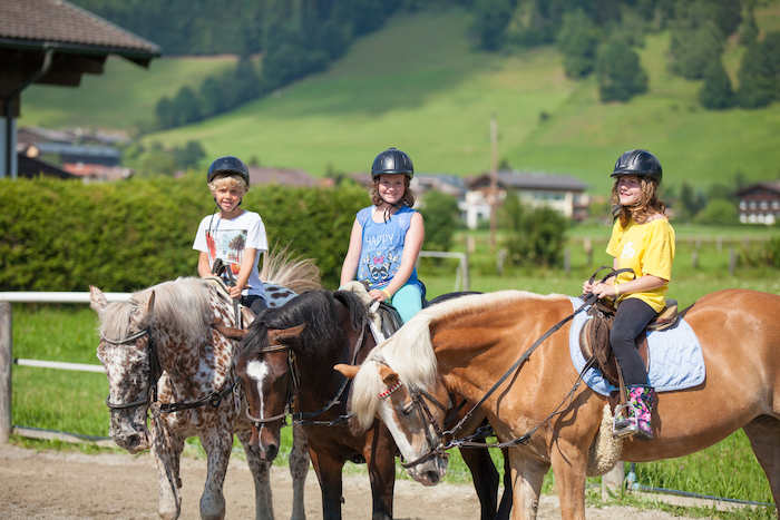 Drei Mädchen auf Pferden in den Reiterferien Österreich