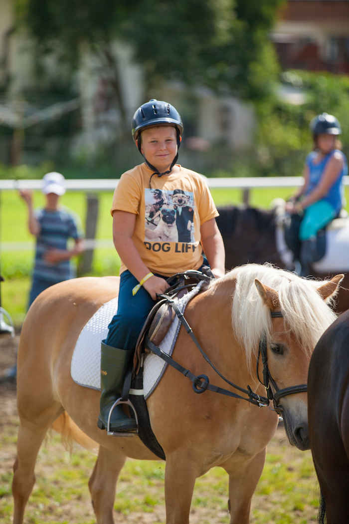 Junge reitet auf Pferd in den Reiterferien Österreich