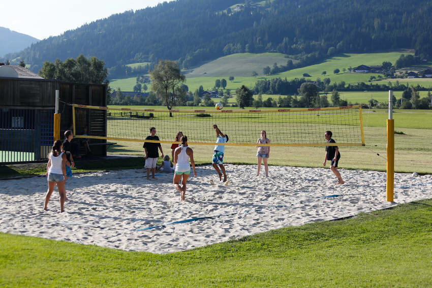 Kinder beim Beachvolleyball spielen in den Reiterferien Österreich