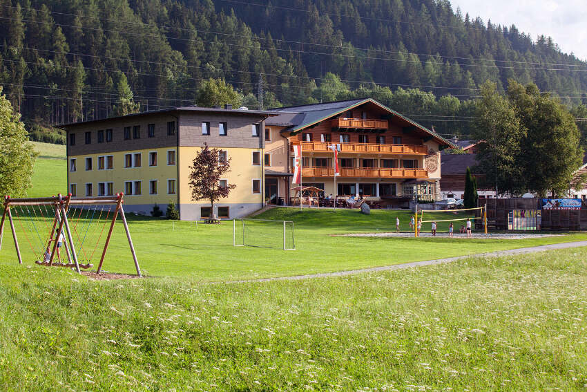 Außenanlage des Jugendhotels Simonyhof