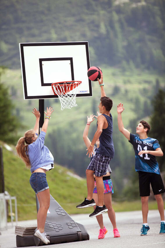 Kinder eines internationales Feriencamps spielen Handball
