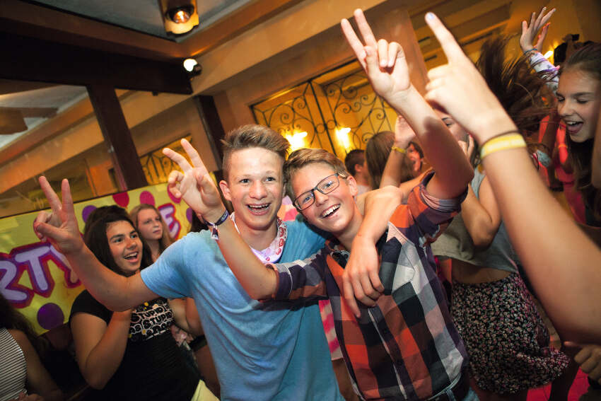 Jugendliche auf einer Party bei einer betreute Jungendreisen ab 14