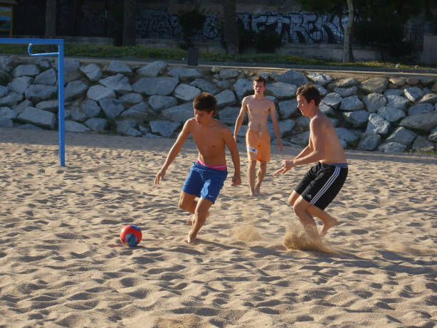 Jungs beim Beachsoccer im Feriencamp Barcelona