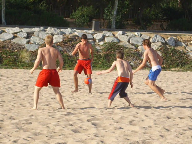 Jungs beim Beachsoccer im Feriencamp Barcelona