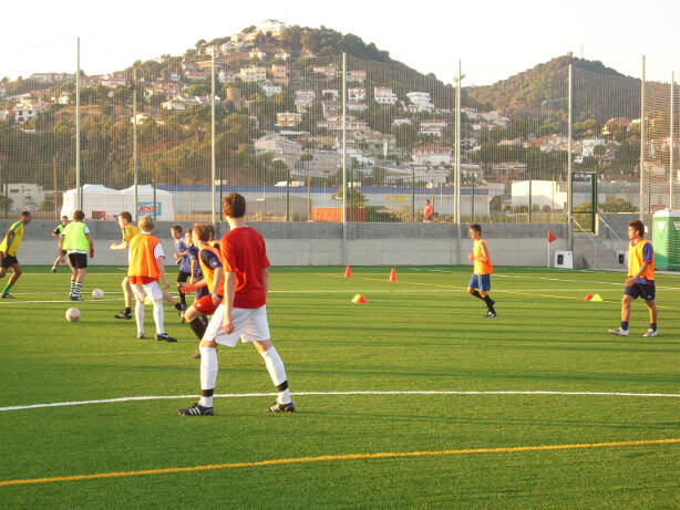 Jungs beim Fußballspiel im Feriencamp Barcelona