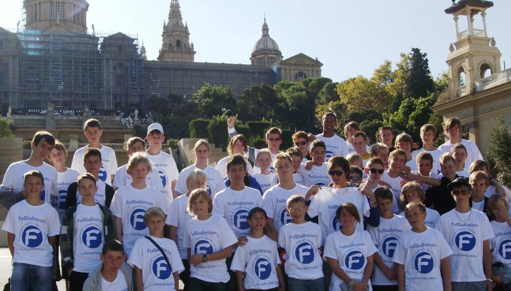 Gruppenfoto beim Sightseeing in Barcelona im Fußballcamp Spanien
