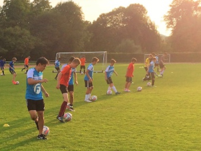 Dribbeln üben ist im Fußballcamp an der Tagesordnung