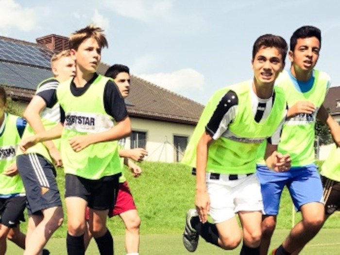 Harte Matches im Fußballcamp