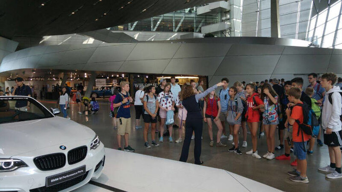 Bei BMW sind Teilnehmer eines Feriensprachkurses in Deutschland