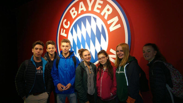 Teilnehmer eines Feriensprachkurses in Deutschland besichtigen ein Stadion von FC Bayern